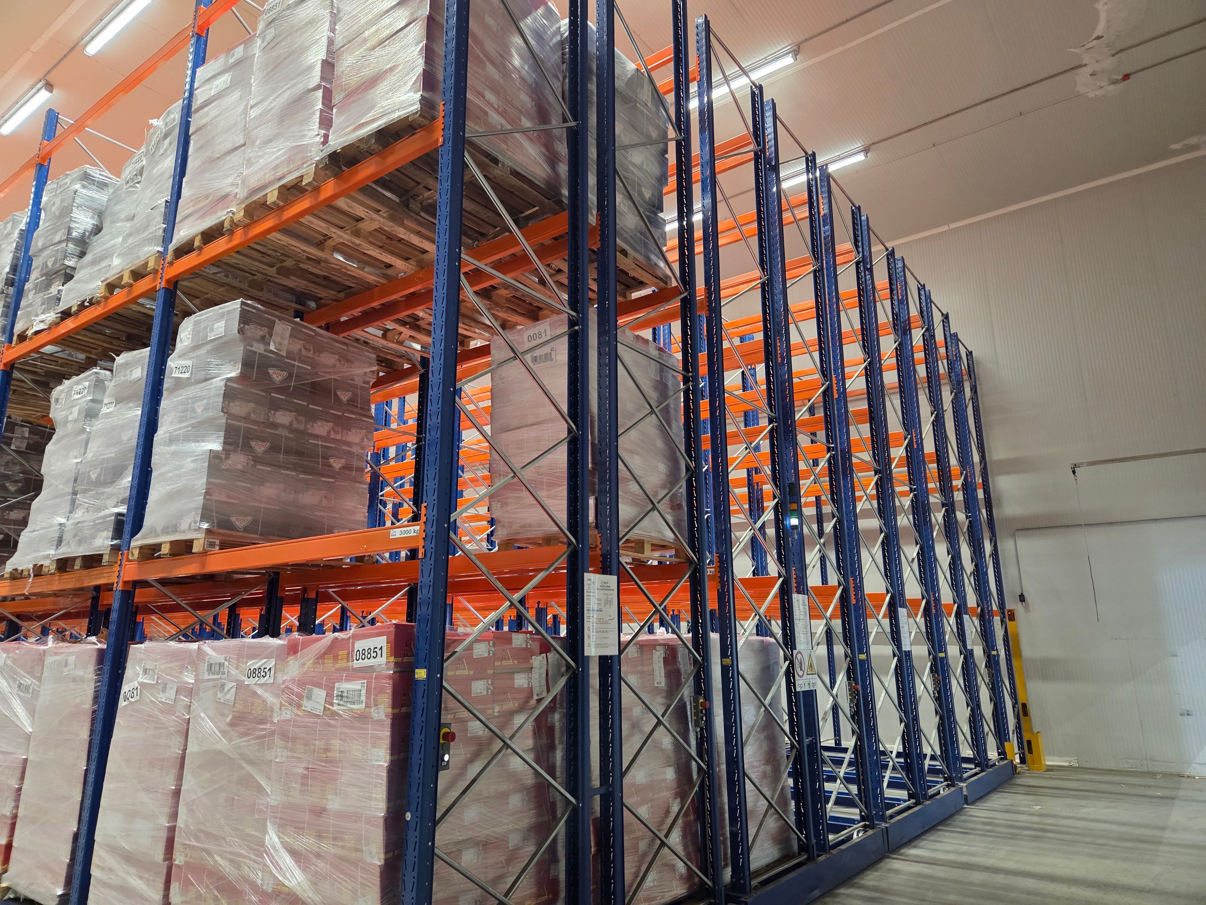 Az Ice-Store hűtőraktárának belső tere — automatikus gördülő állványrendszer Kiskunfélegyházán